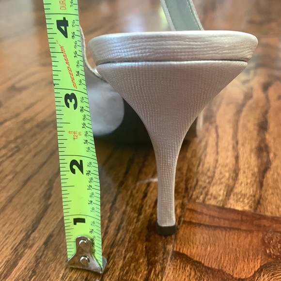 ❤️BCBG SILVER SLINGBACK SHOES - HIGH HEEL - PEEP TOE - SZ 7.5 - Picture 4 of 5